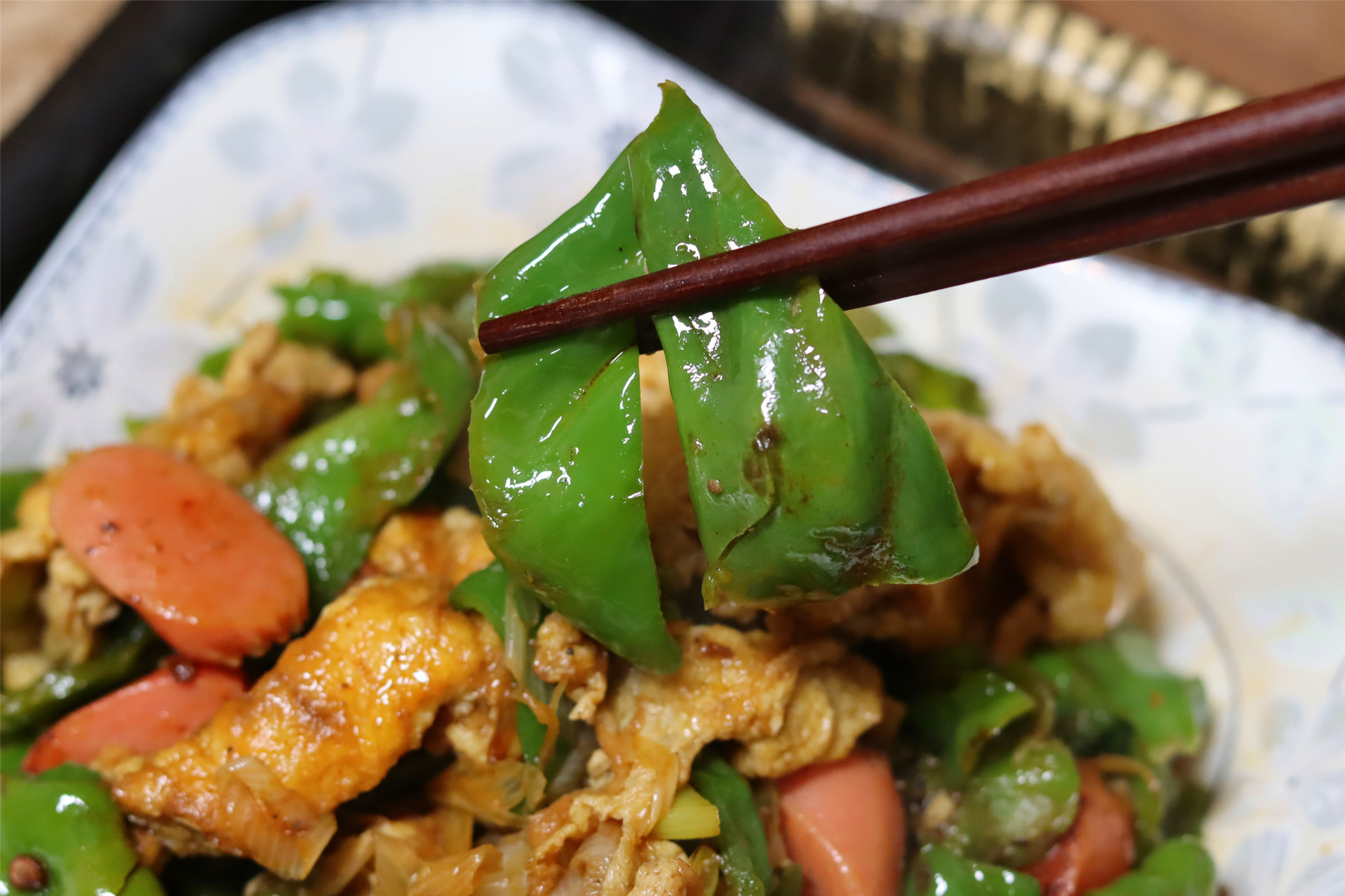 怎么炒辣椒炒肉辣椒不变色,油炒干辣椒怎样保持酥脆