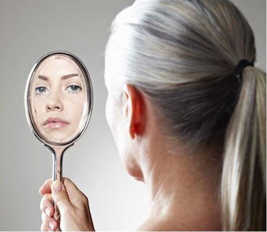 头发经常白发是因为什么,头发频繁出现白发怎么回事