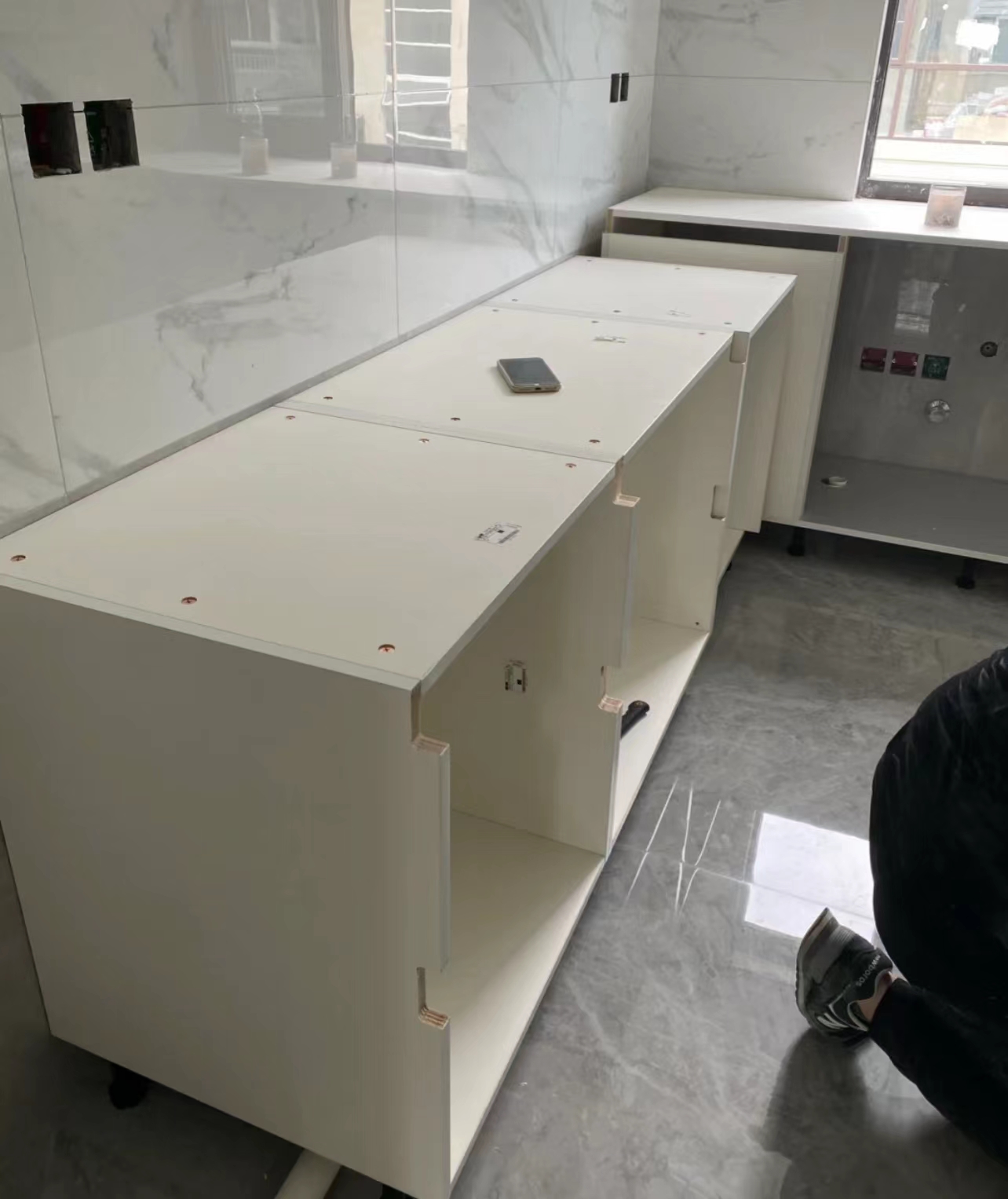 橱柜不做背板怎么处理,橱柜不做下沿注意事项