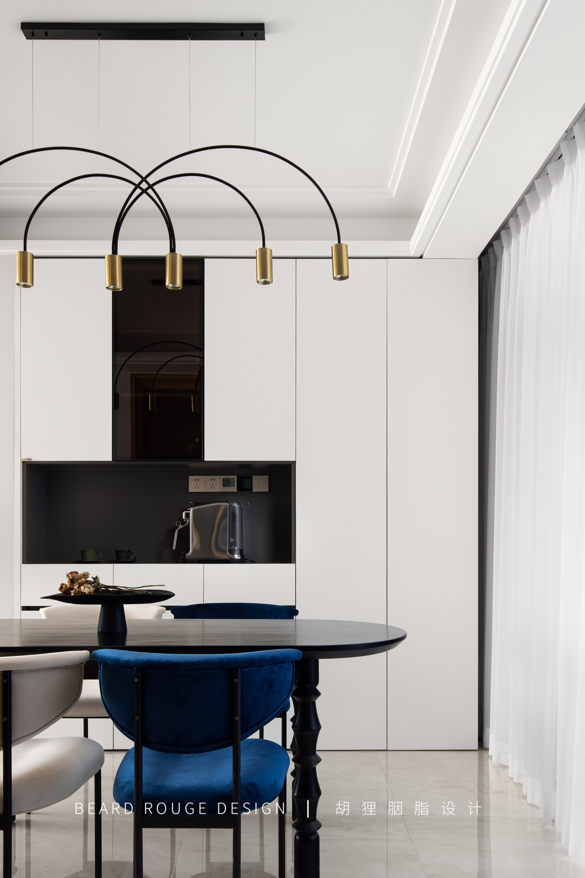 太平鸟克莱因蓝撞色羽绒服女,克莱因蓝撞色卫衣女