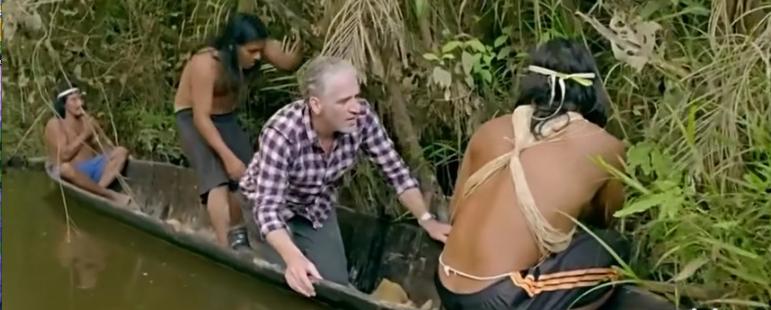 美国人在野外水中捕捉巨蟒,亚马逊河当地人水中抓巨蟒