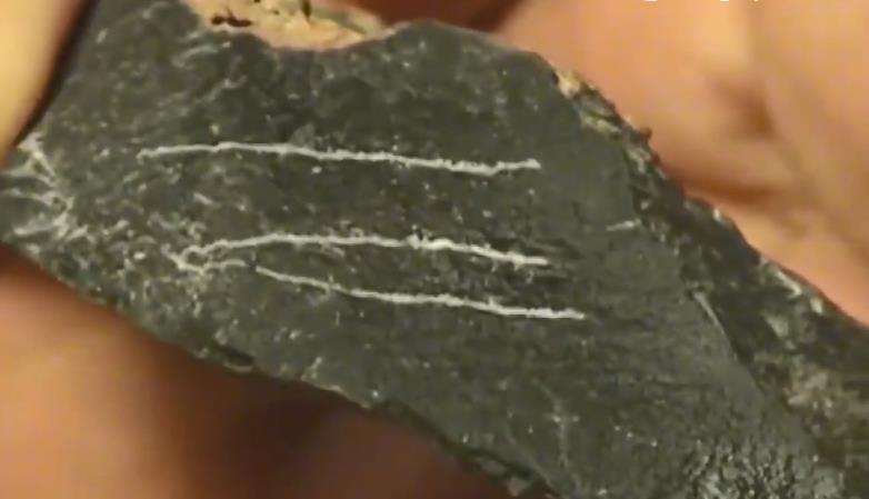 老汉花1200万买羊脂白玉,农村小伙摆地摊2天赚了一万块