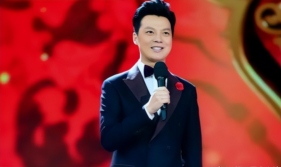 主持人任鲁豫获奖感言,任鲁豫主持人获金鹰奖领奖现场