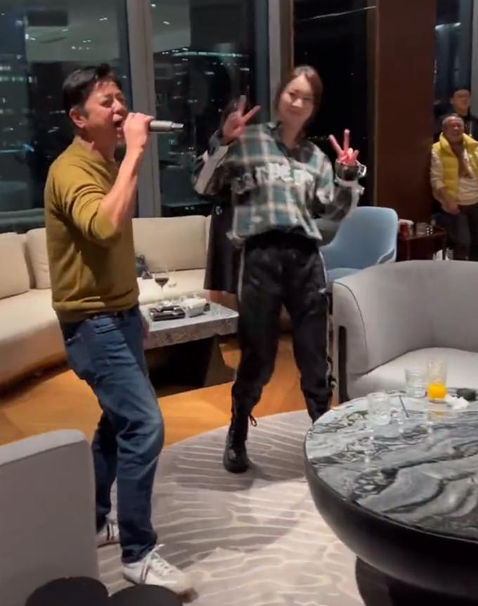 59岁张耀扬自驾游澳门！须发皆白仍有型，边骑单车边玩手机引担忧