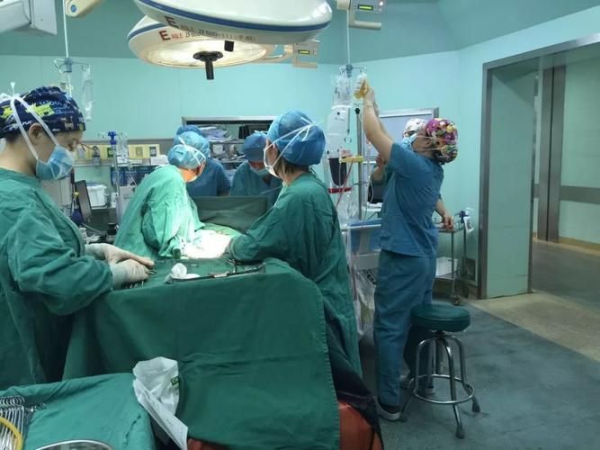 重庆中医院不等核酸抢救老人，医生人很好，但也暴露了一个问题