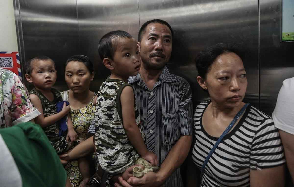 12年湖北双胞胎十指咬秃流血，却不会哭，父母拿到诊断书如遭雷击