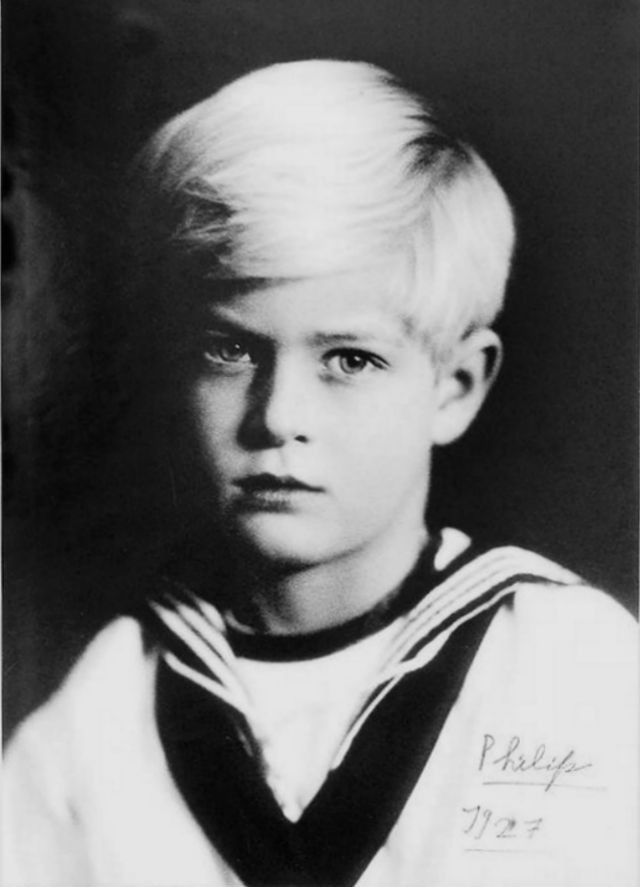 1939年，13岁未来女王遇见19岁落魄王子，两人一见钟情，然后呢