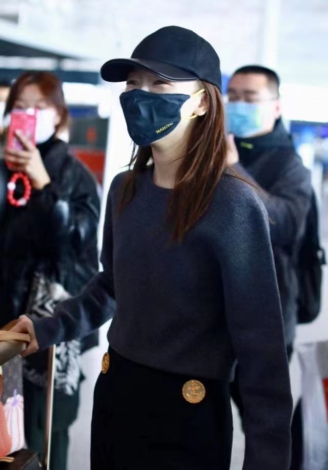 穿着露脐装却又不露肚脐的周冬雨,周冬雨酷帅现身伦敦时装周