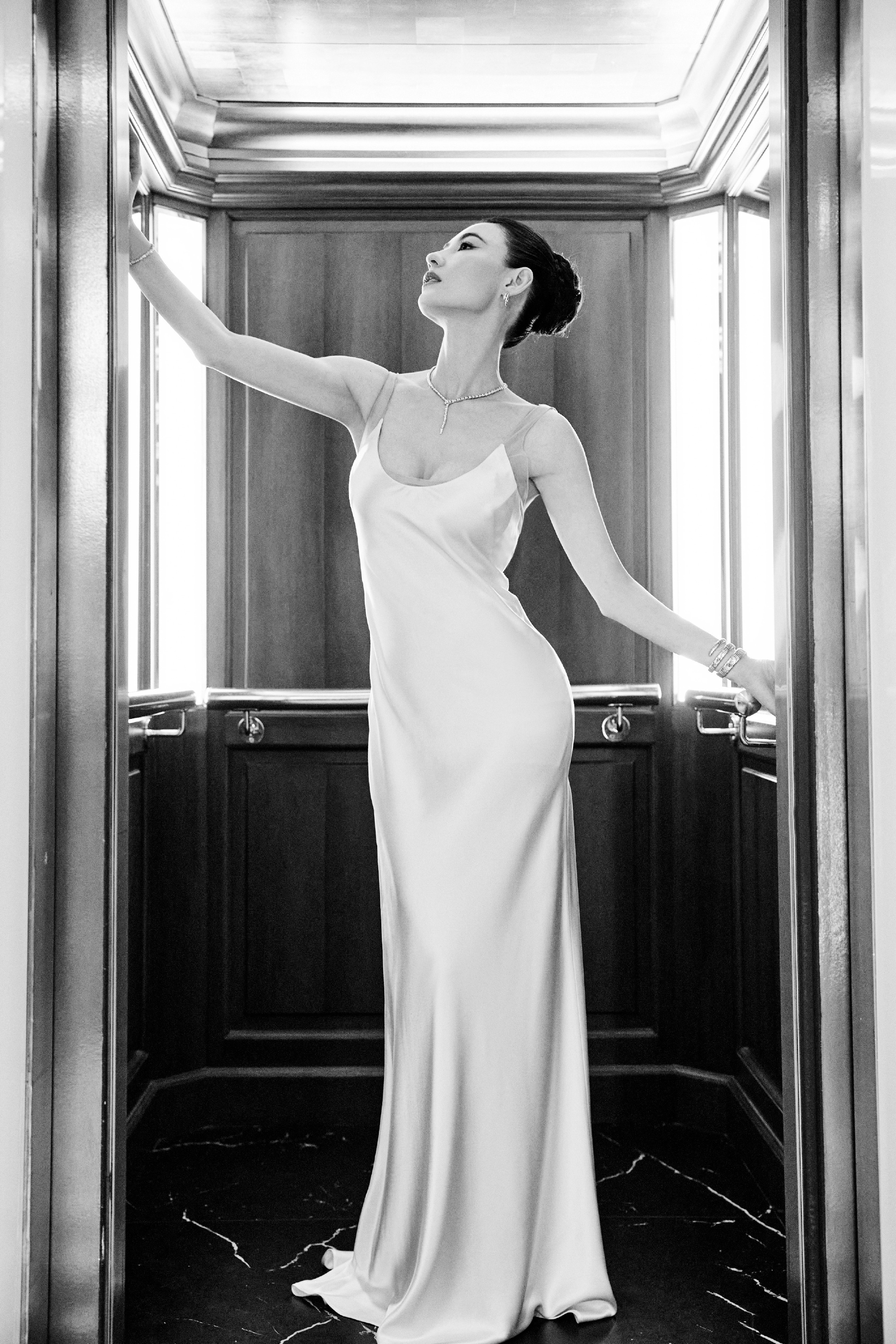 张柏芝晒美照长发飘飘女神范十足,张柏芝晒旗袍美照被赞状态回春