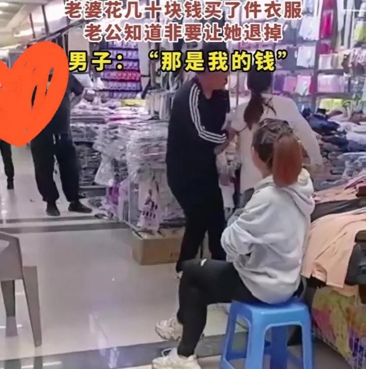 男子拖着女子入服装档口,这是强抢民女?走近一看,原来是这么回事