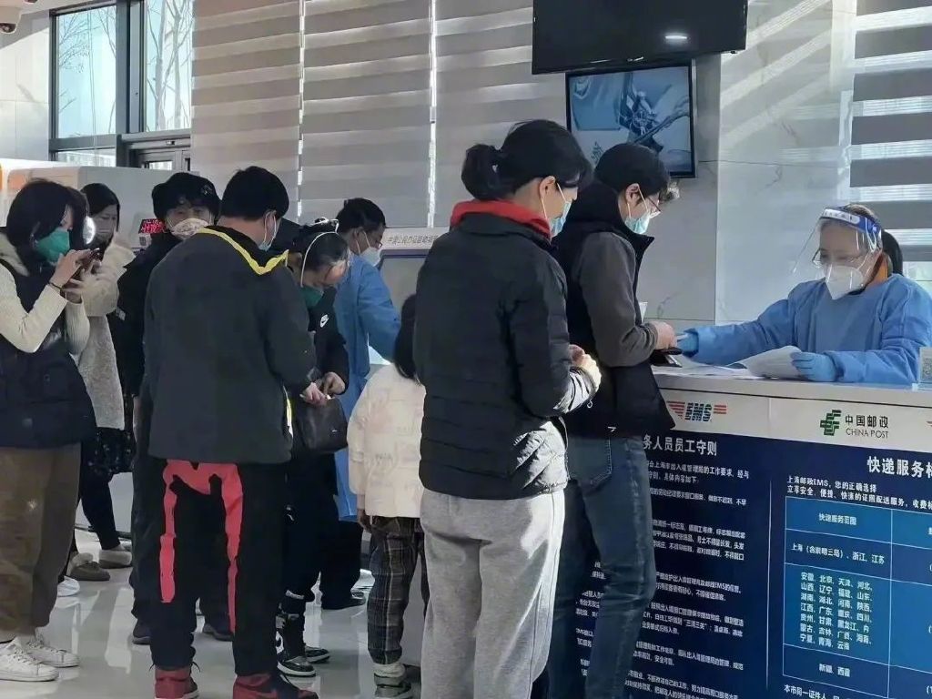 上海出入境证件办理量月超38万,上海恢复出入境证件办理工作日