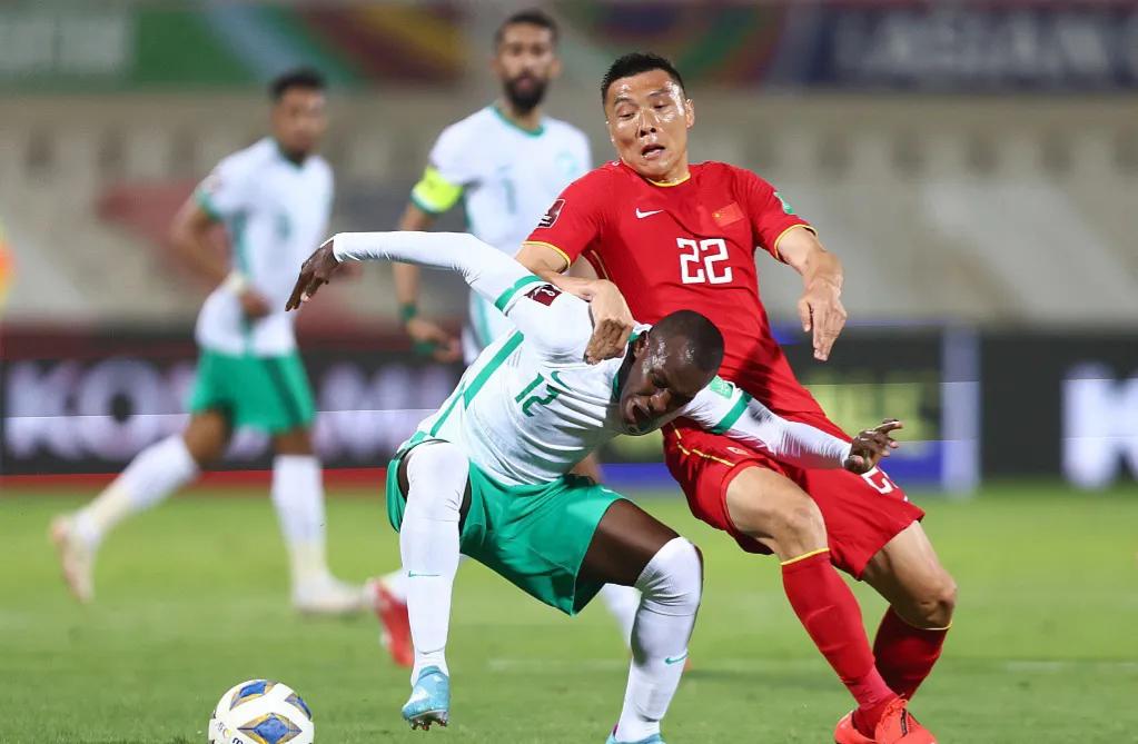 国足1比1平沙特！3功臣背后一水货，拖戴伟浚后腿，李霄鹏信错人