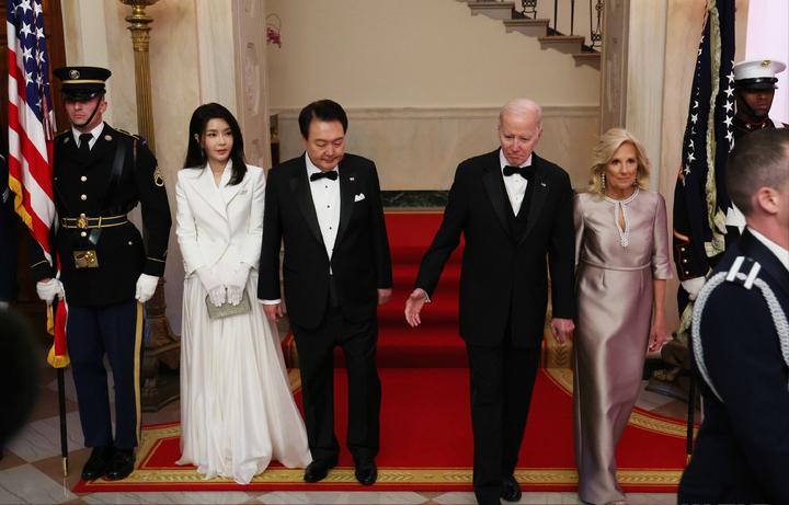 韩国第一夫人走红毯,韩国第一夫人穿韩服