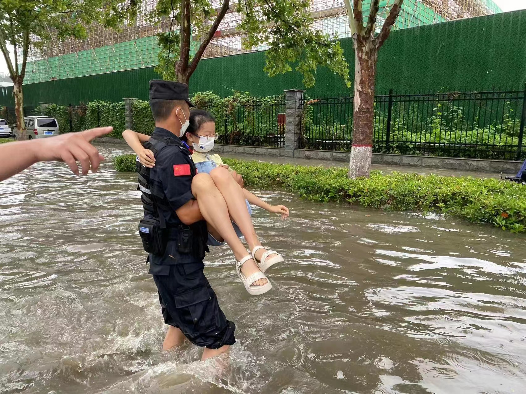 郑州公安开展夜间巡逻防控工作,河南公安开展夜间巡逻防控工作