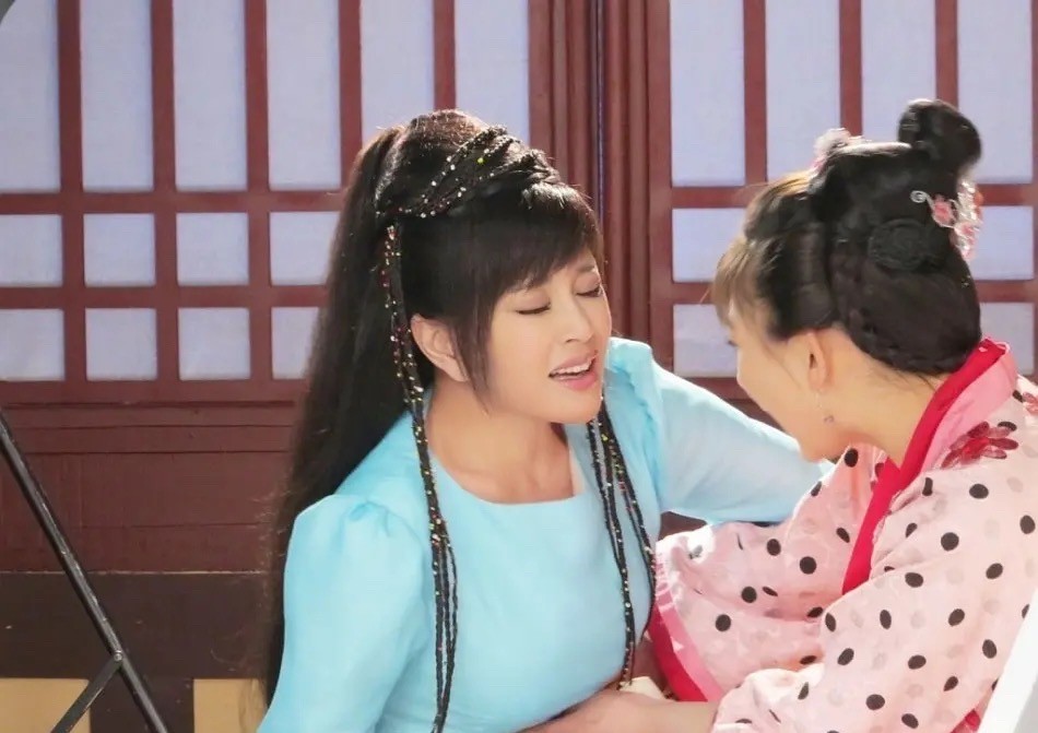 用假发遮住额头就是少男？37岁唐曾演大学生，满脸褶子太辣目