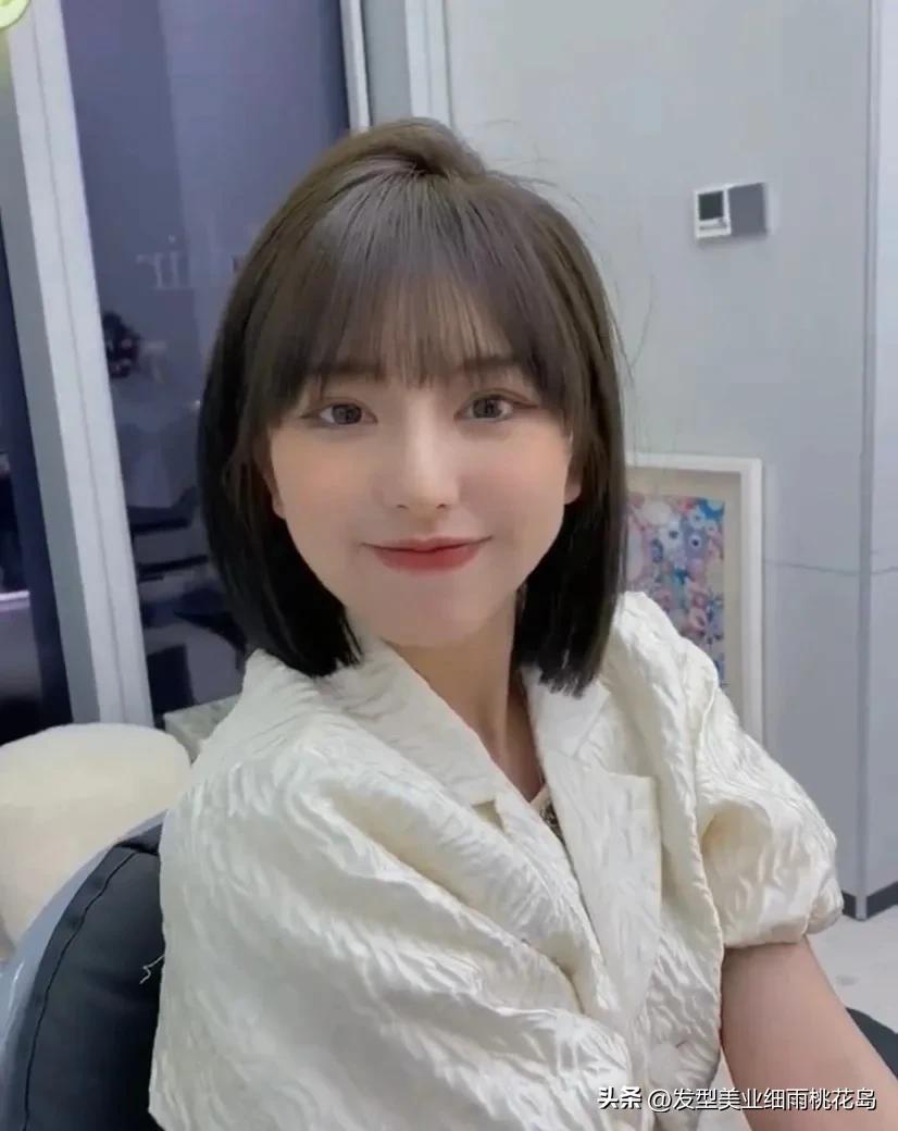 眉上刘海短发发型,短发八字刘海发型
