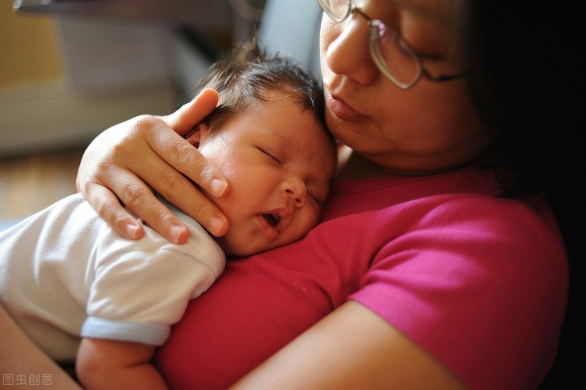 宝宝靠吃手自主入睡怎么戒除,一岁奶睡的孩子怎么改掉奶睡习惯