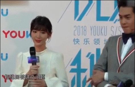 胡歌为礼仪小姐姐化解尴尬娱乐,胡歌帮礼仪小姐解围对比