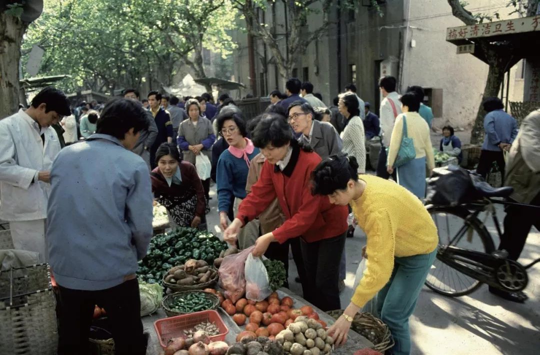 70年中华衣食住行的变化详细,中国70年前衣食住行的图片
