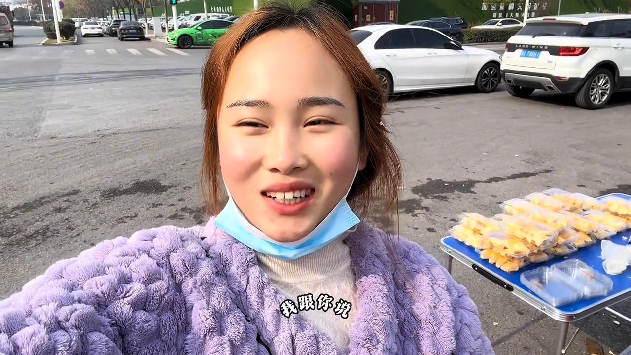 摆地摊卖菠萝蜜,00后宝妈摆摊视频