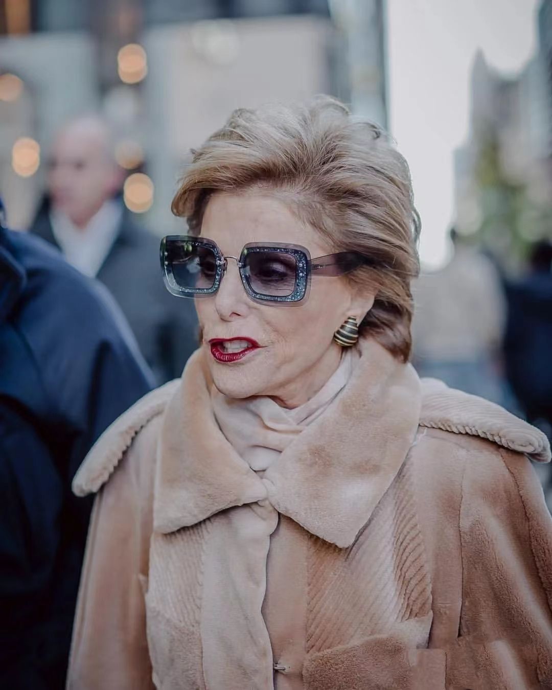 这才是巴黎奶奶“老得慢”的秘诀，裤子永远短一截，头发不乱