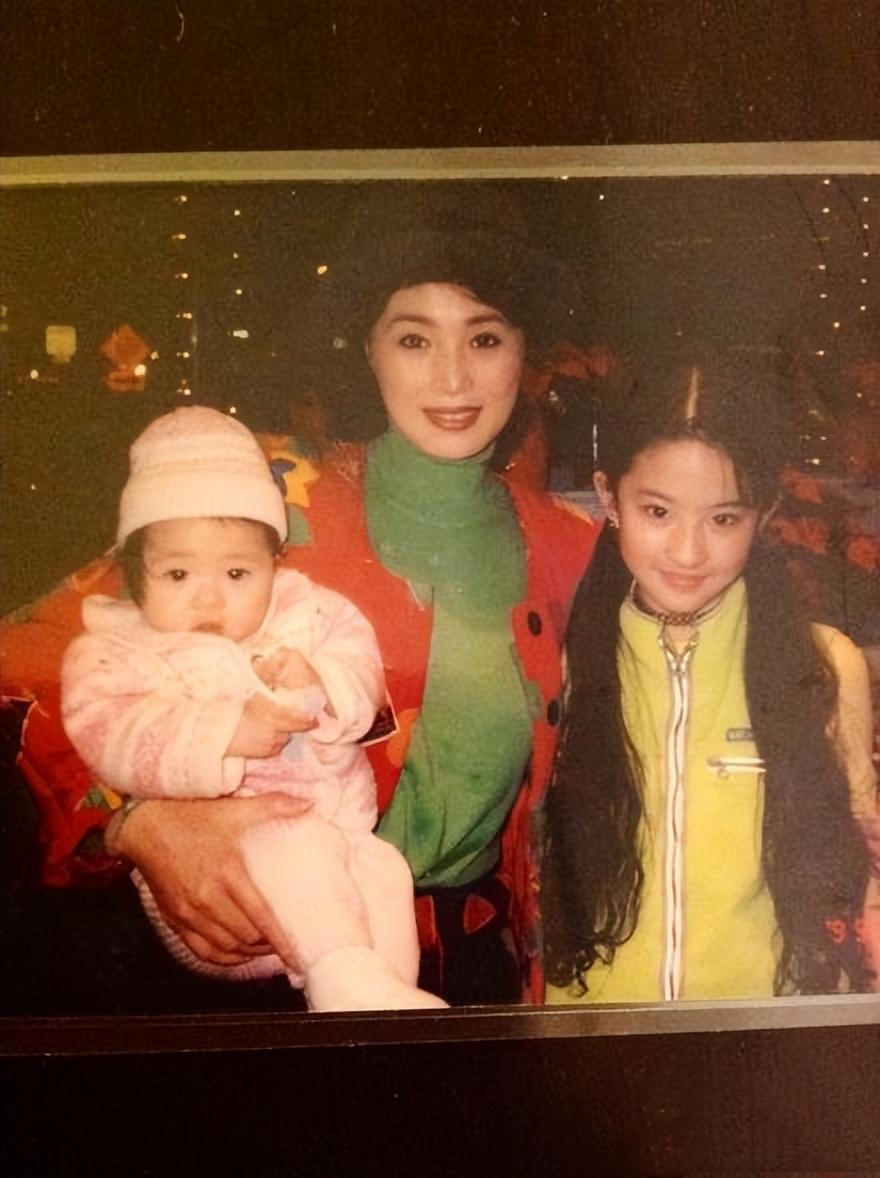 全家最丑刘亦菲,多年后才发现,“神仙姐姐”口中的妈妈有多优秀