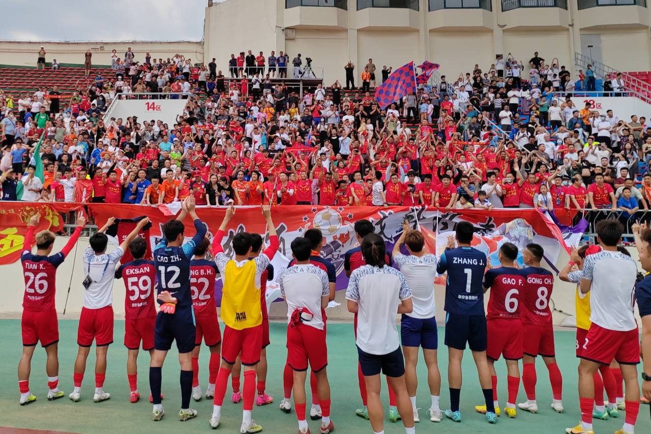 *安泰**天贶暖心一幕，队友三次为曹盛加油鼓劲，这是足球的温情