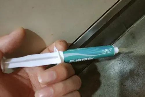 厨房洗碗池旁边有蟑螂怎么办,厨房灶台蟑螂多怎么彻底清除