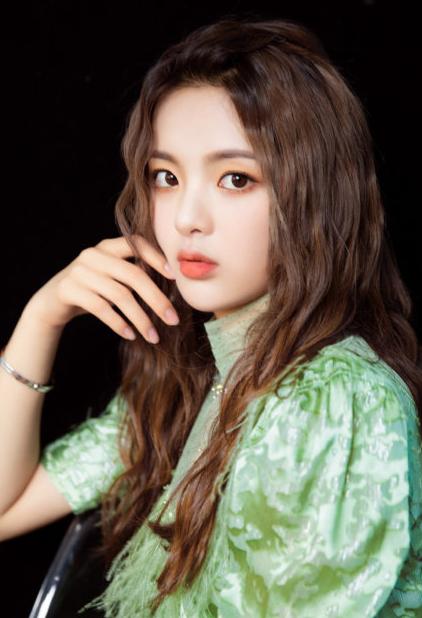 杨超越早期服务员,杨超越草根逆袭成长记