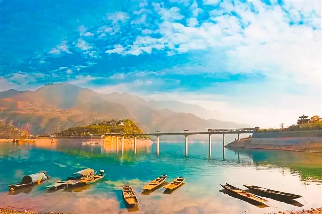 朝辞白帝彩云间中的白帝城指,早发白帝城和朝辞白帝彩云间