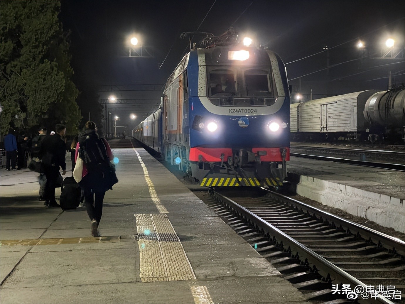 哈国贪污警察被我指着鼻子骂，要求对方出示警察证件