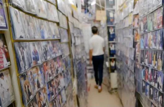 男团教父性侵无数男艺人，逼注射雌激素，死后竟被当伟人！！！