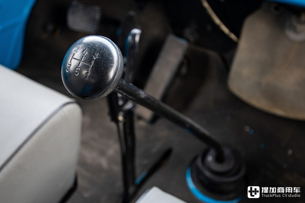 我军七十年代进口轻型卡车,吉尔zil-130