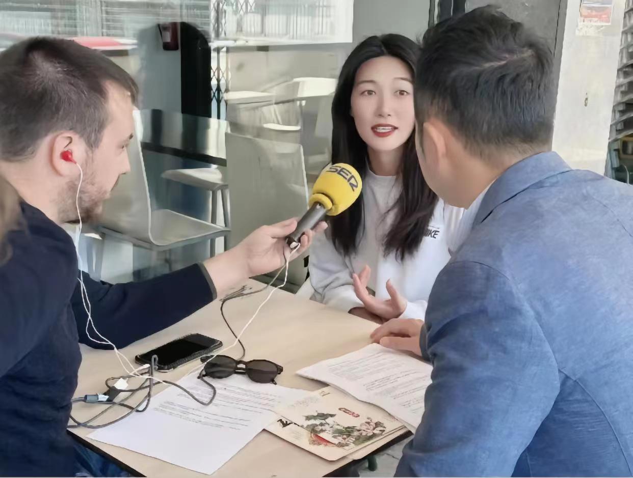 太美了！女足女神杨莉娜穿晚礼服亮相：杨莉娜被称为女足江疏影