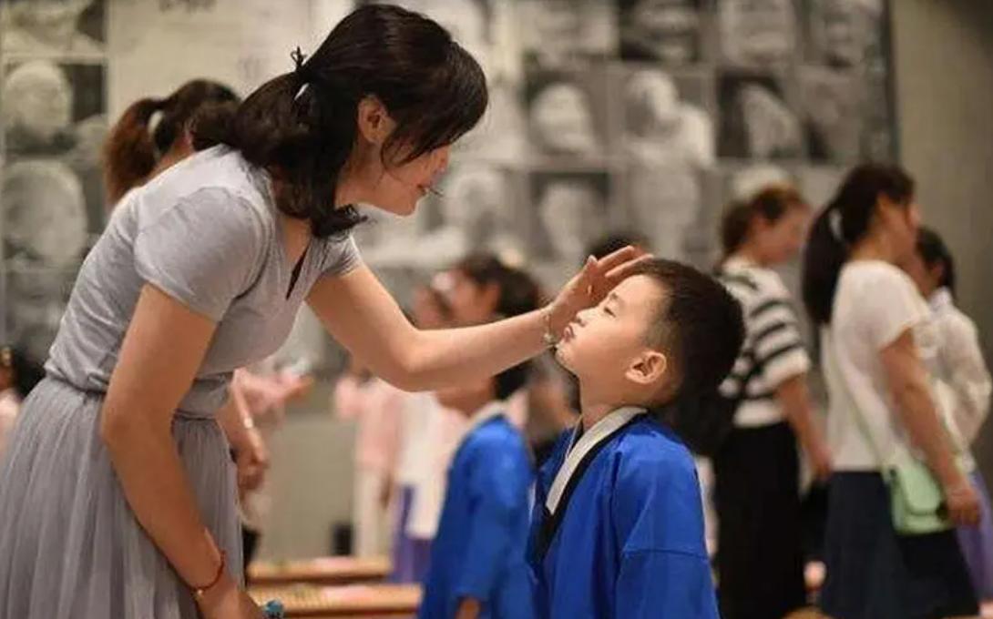 14岁男孩子不和妈妈分床睡的坏处,孩子不想跟爸妈分床睡的心理原因