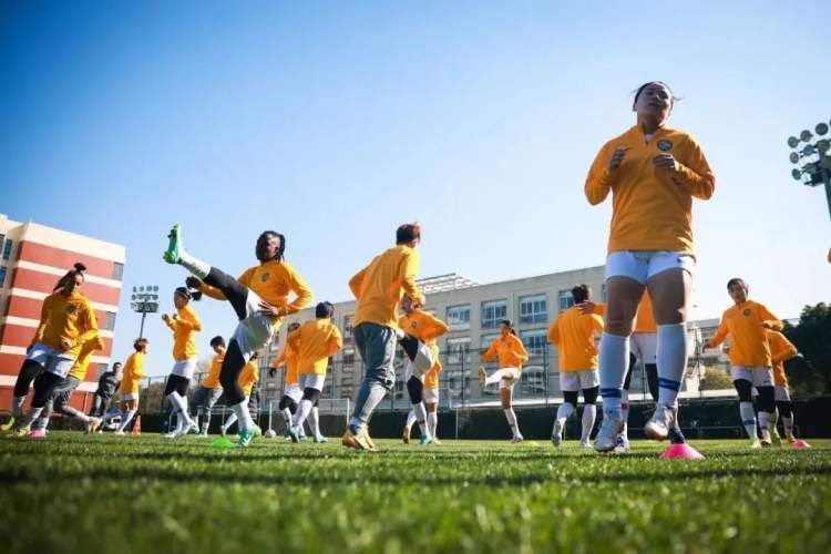 战冬训·攀新高｜冠军的精神代代传承!追梦路上,小玫瑰们努力奔跑