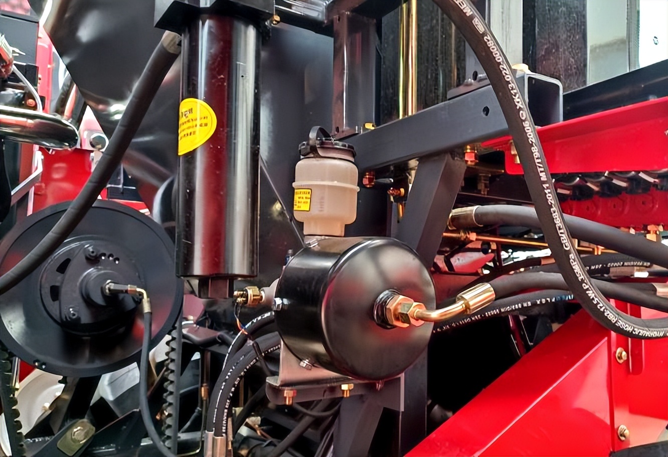 最新款三行玉米收获机,3万左右的玉米收获机