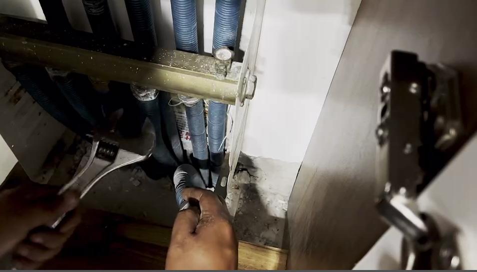 地暖更换分水器漏水怎么办,地暖更换分水器用抽掉管里的水吗