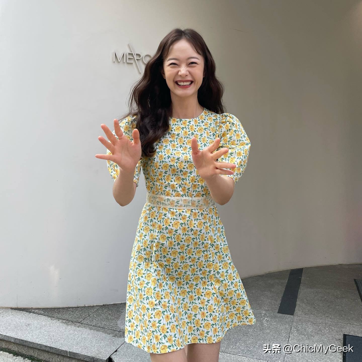 她的细腿美胸终于被发现了！36岁敢不化妆出镜还被封素颜天才