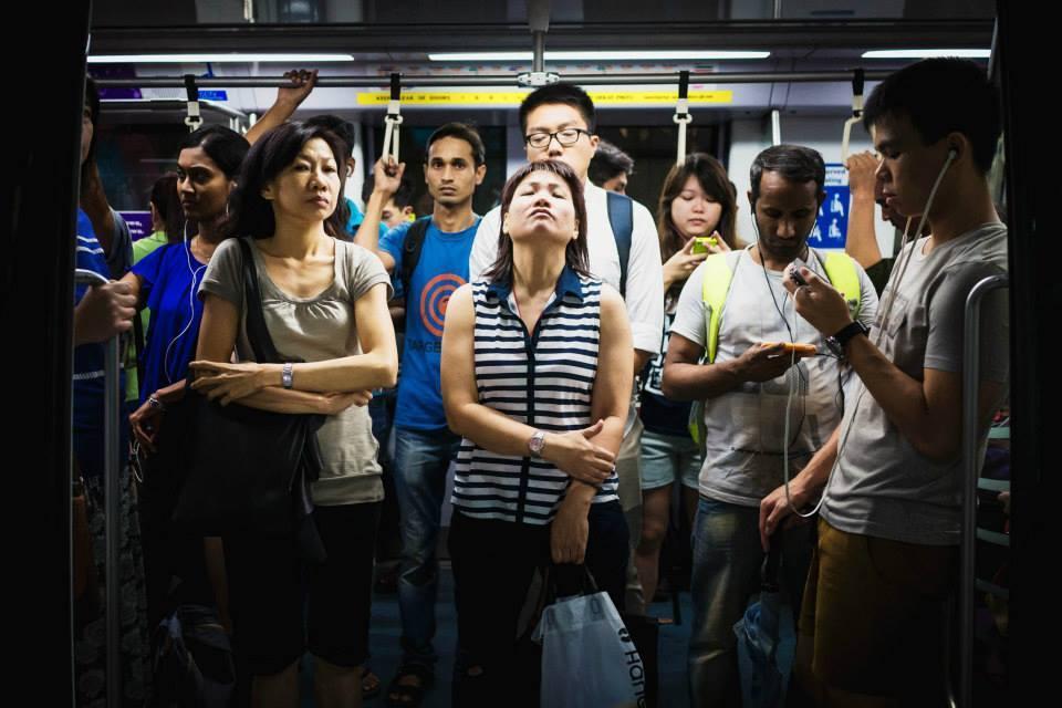 色胆包天！公共场所猥亵女性。夏天到了，女士们请做好自身防护