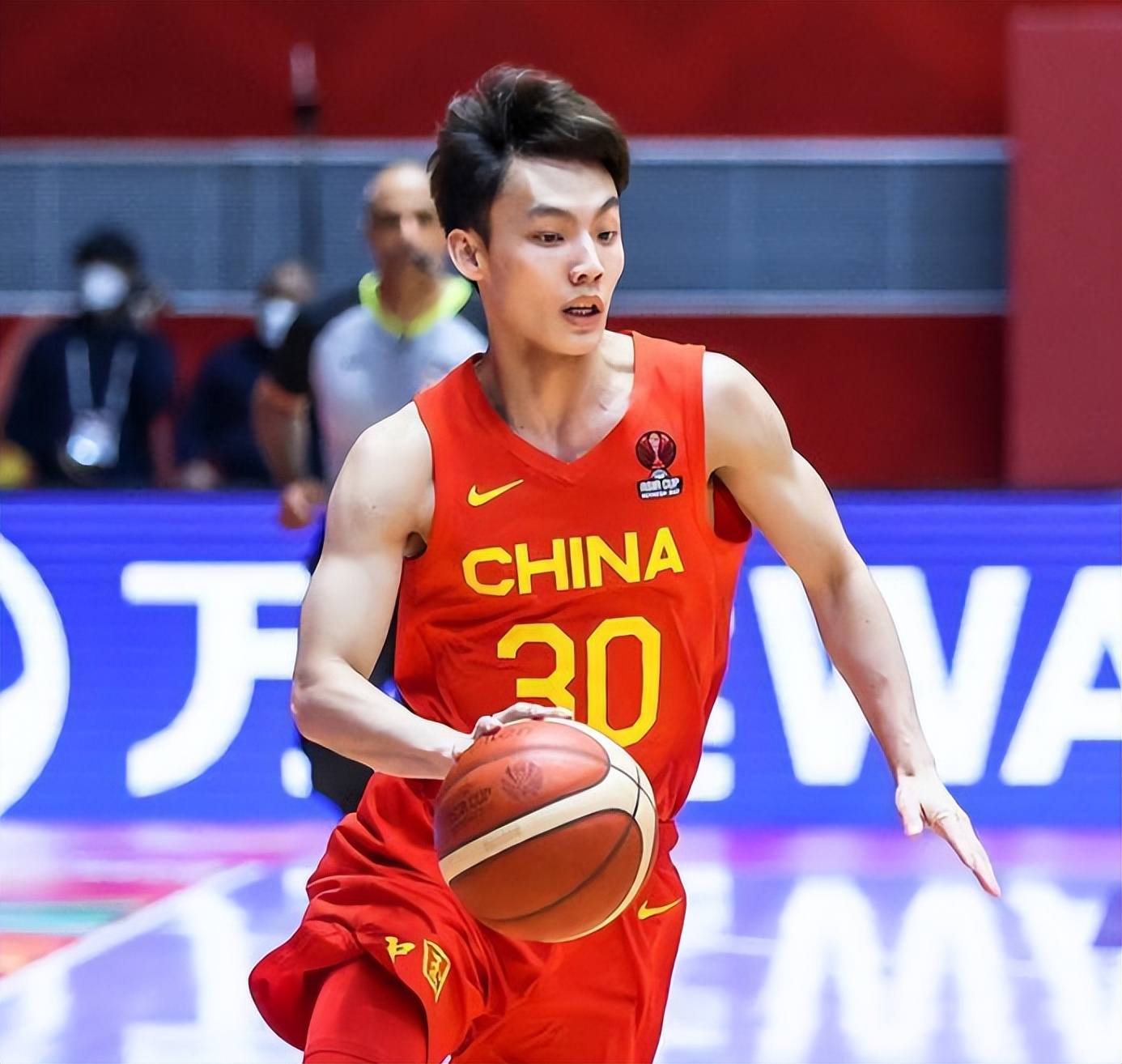 cba各球员身高一览表,cba现役球员身高有180的有几个