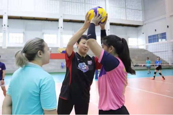 冯坤嫁给泰国女排教练,女排队长冯坤结婚了吗