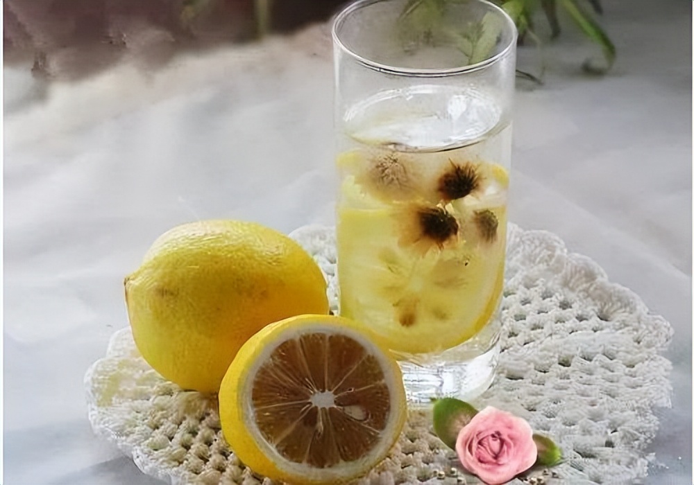 每天早上空腹喝柠檬水有什么好处,坚持喝柠檬水对皮肤有什么好处