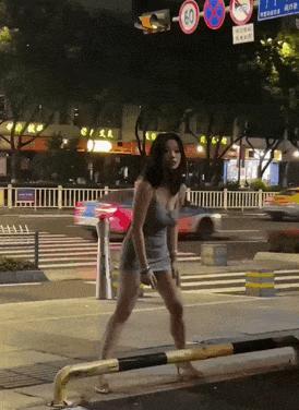 妹子注意点吧，你这姿势太不雅观了，在公共场合还是收敛点吧。