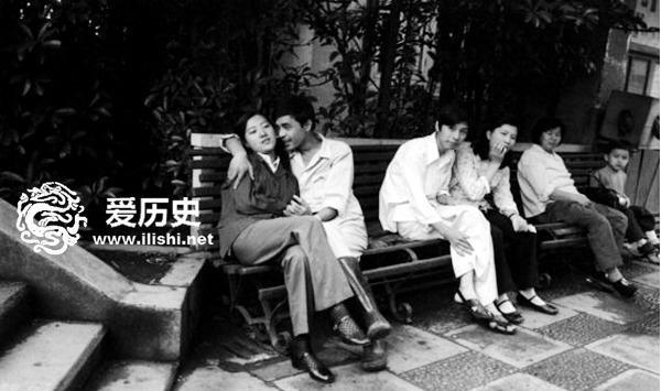 80年代年轻人的幸福生活开个小摩托比大奔还气派