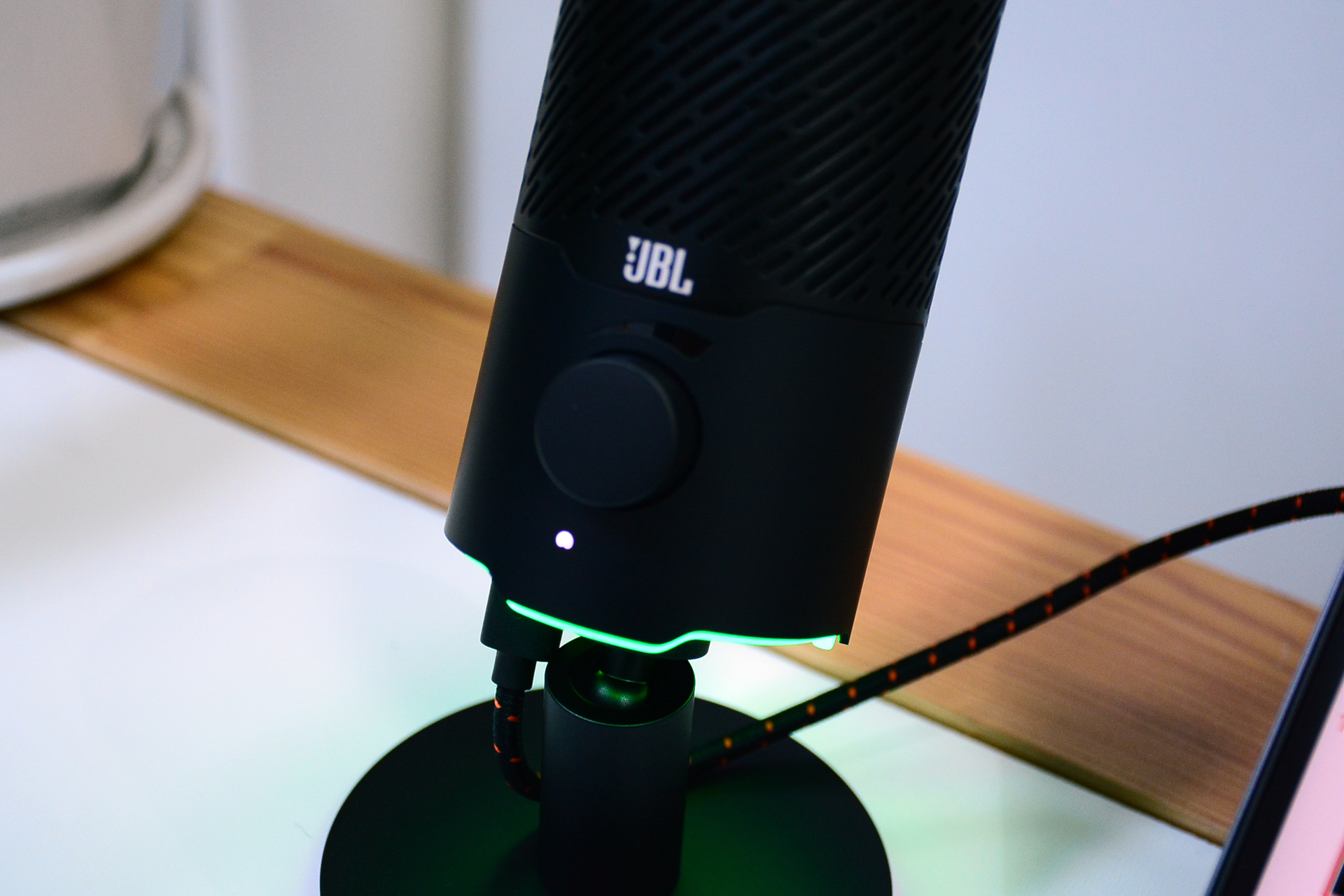 头部UP主推荐的麦克风，JBLQuantumStream，即插即用两种拾音模式