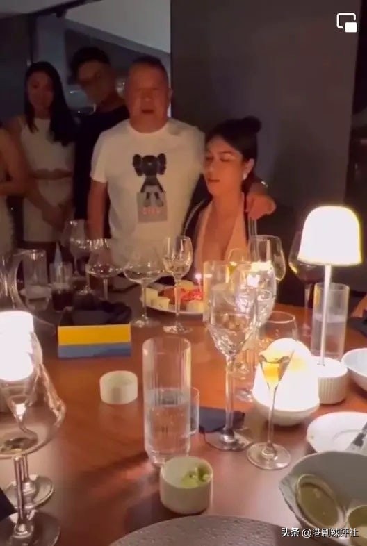 曾志伟与性感女模当众亲吻引网友吐槽，女方疑是香港富豪干女儿