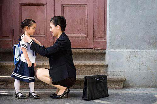 为什么孩子跟着奶奶反而更不听话,孩子长大后为何不太亲近奶奶