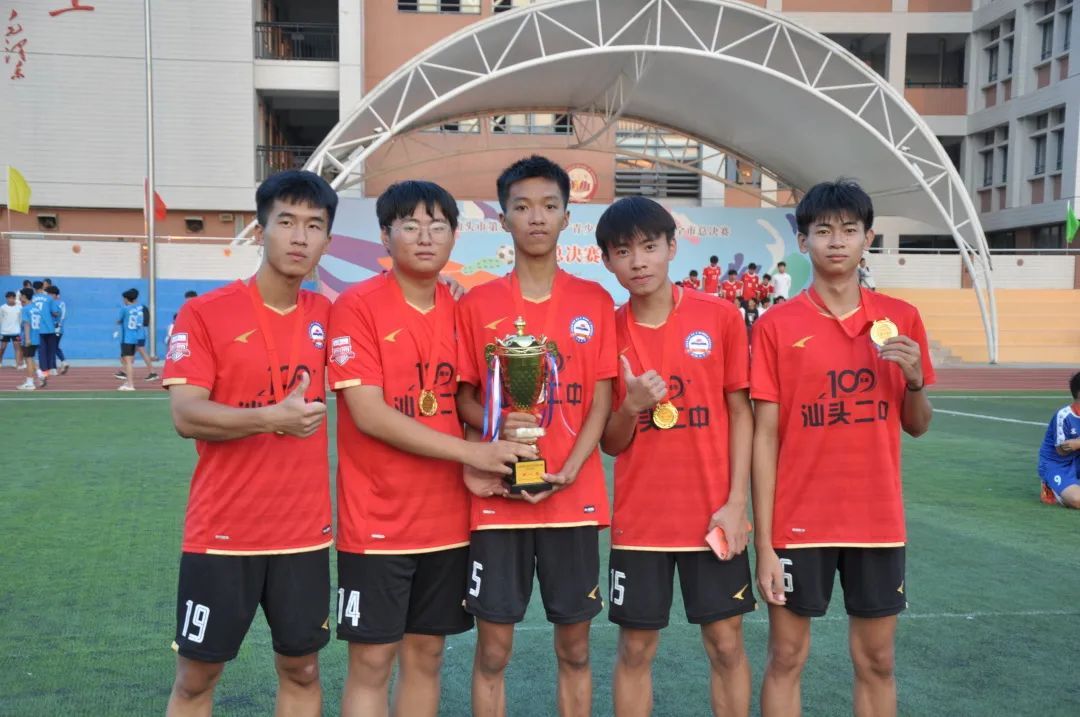 校园足球|汕头市第二中学黄鑫跃、郑铠敏：只有团队的赢才是赢