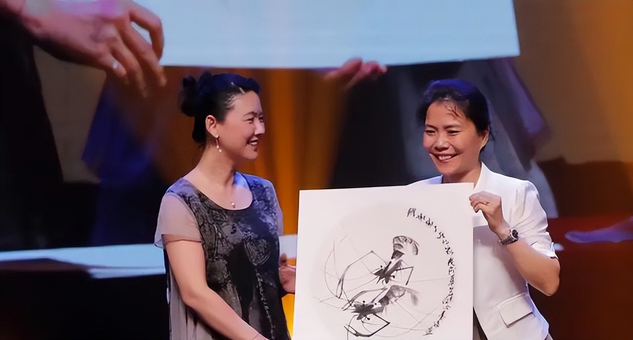 女子拿一幅画鉴宝,专家说是假的,女子:你们可知道我是谁?